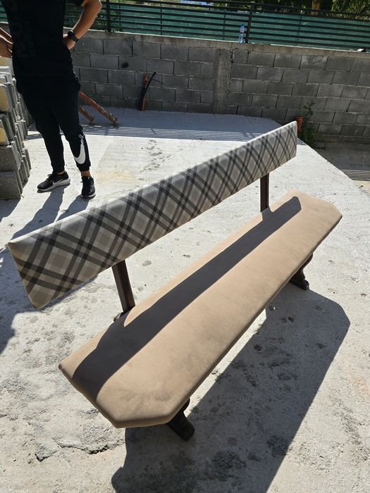 Дървена маса с пейки