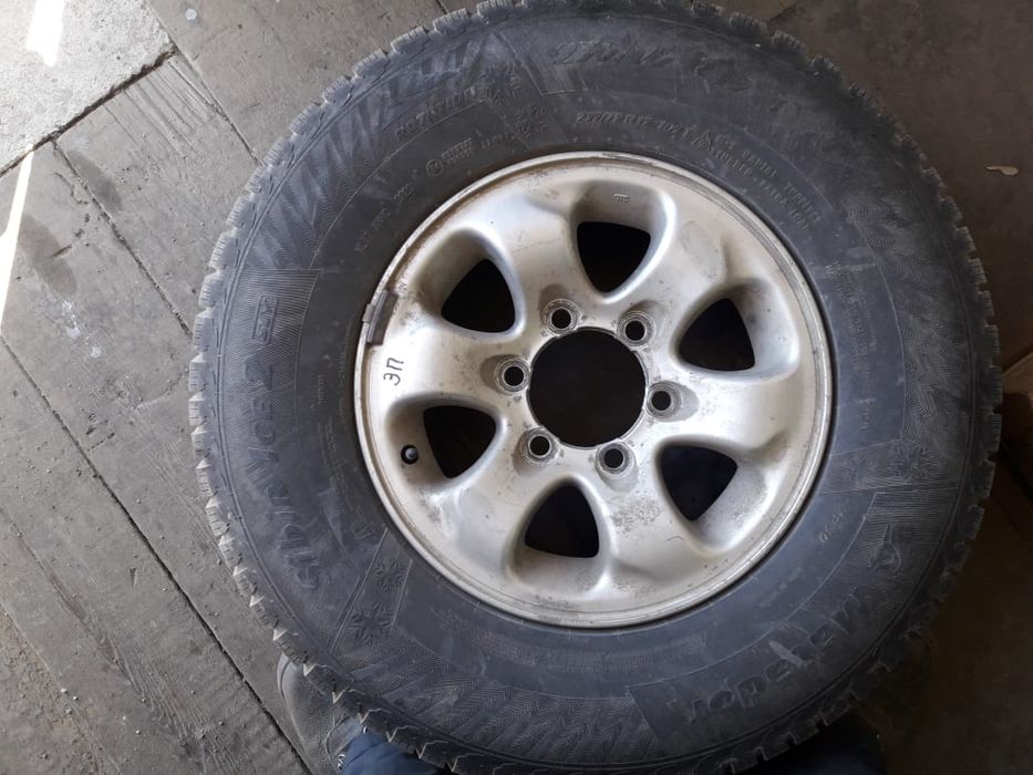 Продам зимнюю резину с титанками