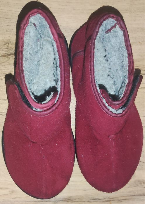 Тапочки теплые 32 р.на крепкой подошве закрытые. Юнусабад