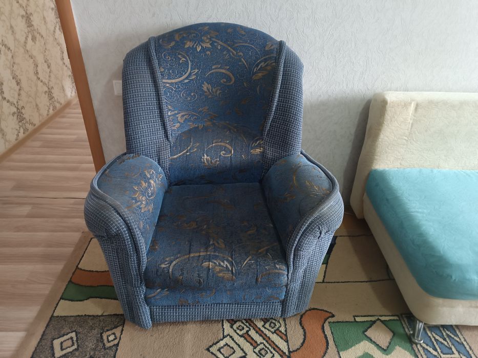 Отдам диван, кресло, тумбочки