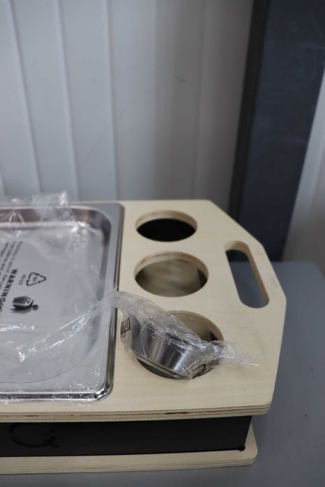 Барбекю маса, поставка, поднос със място за 3 сосиери - 2 бр. липсват