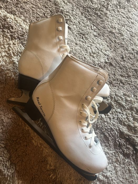 Продам белые коньки