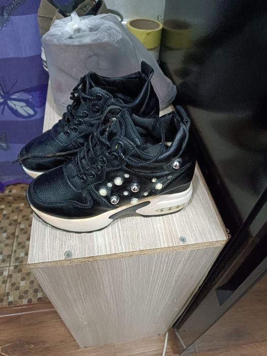 Продам женскую обувь