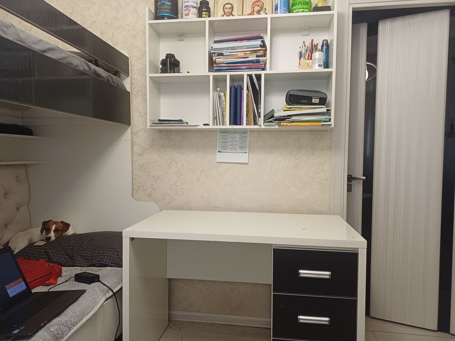 Продаю, комплект: 2 этажную кровать, письменный стол с полками.