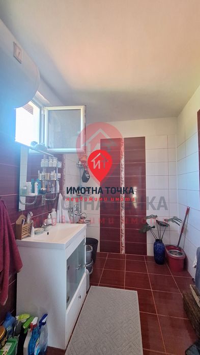 Масивна къща в Долнослав