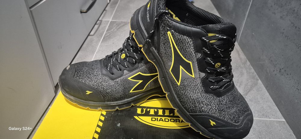 Vând bocanci Diadora