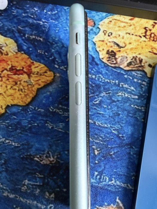 Продам айфон 11 на 64гб