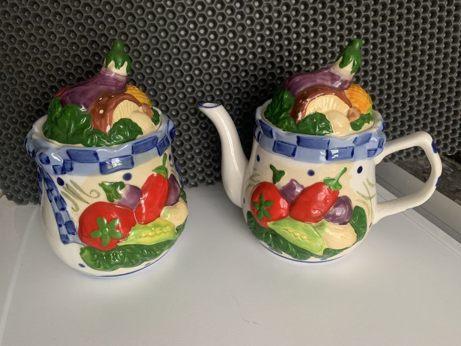 Заварной чайник, сахарница