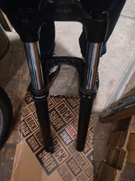 Suspensie  fața de bicicleta rockshox pe arc