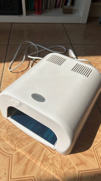 Чисто нова UV лампа за нокти