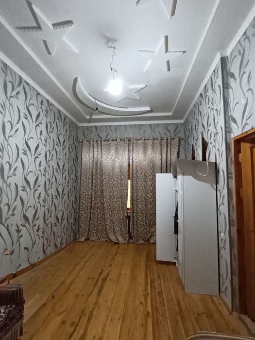 Navoiy sh  Guliston 3 da 6 sotix 2 etajli 8 xonadan iborat hovli sotil