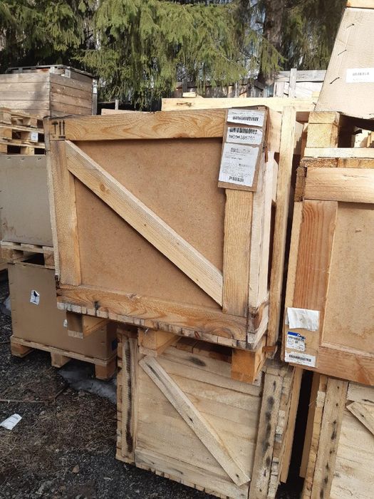 Поддоны и деревянные ящики..