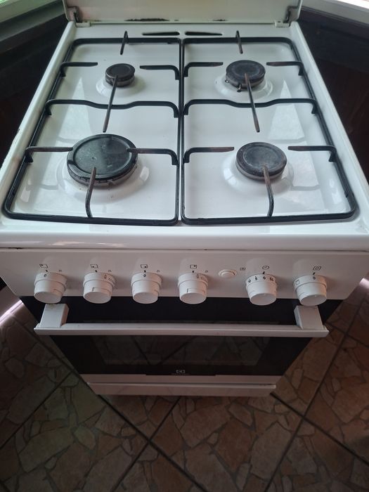 Aragaz   Electrolux pe gaz cu 4 ochiuri/ aprindere electrică