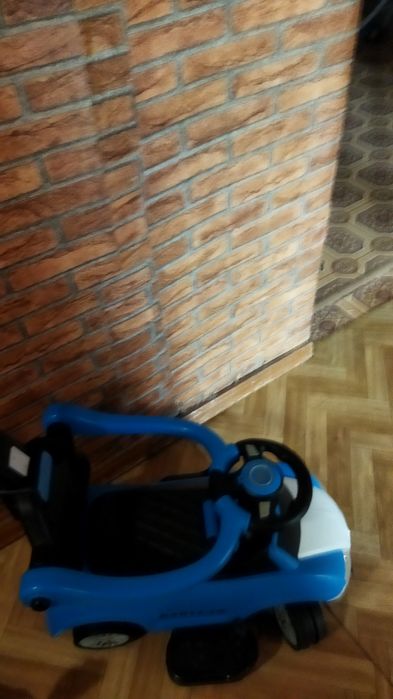 Продаю детскую машинку для катания