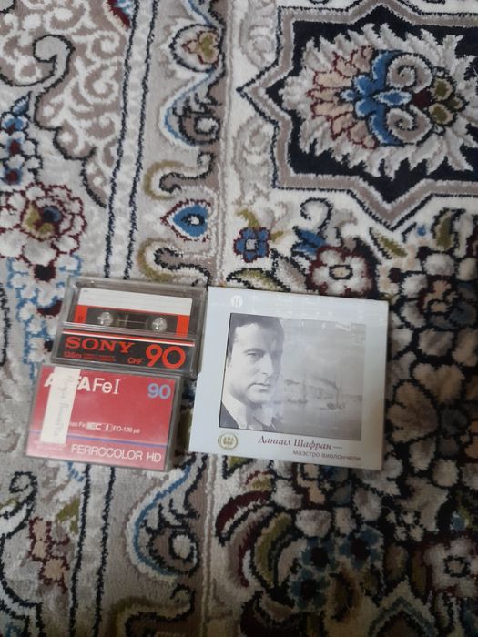 Аудио кассеты и видио диски с разными записями