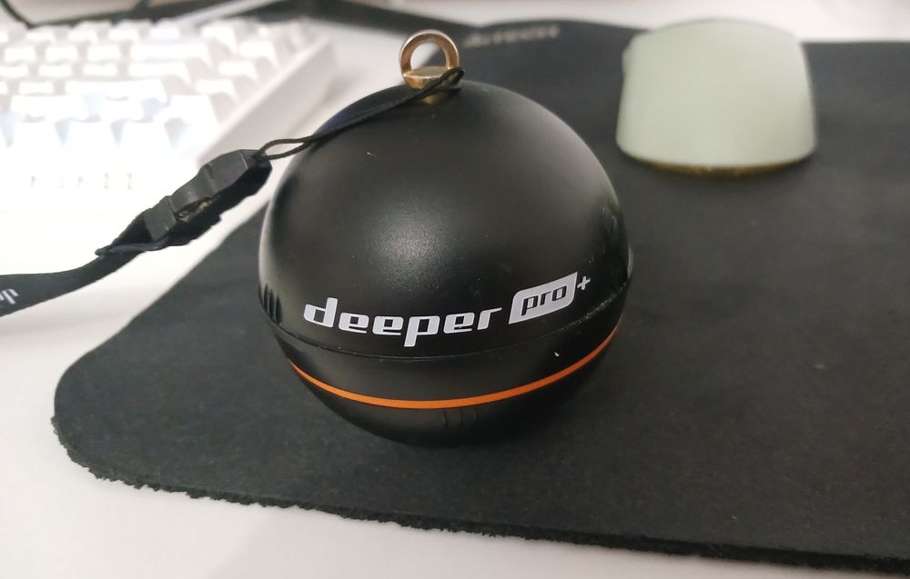 Эхолот Deeper Pro+ с креплением для лодки.