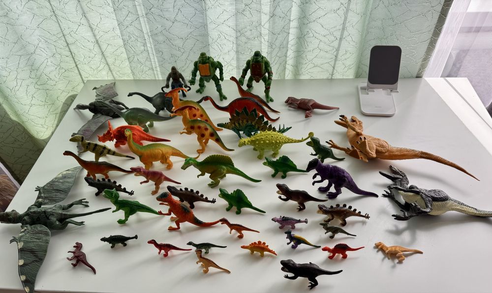 Продам игрушки- динозавров