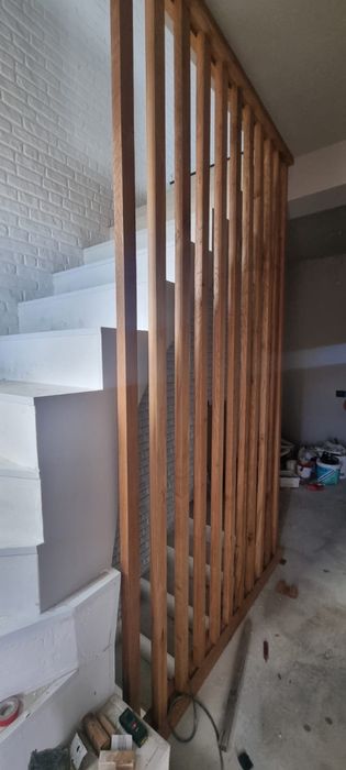 Riflaje din lemn masiv – ideale pentru balustrade și pereți