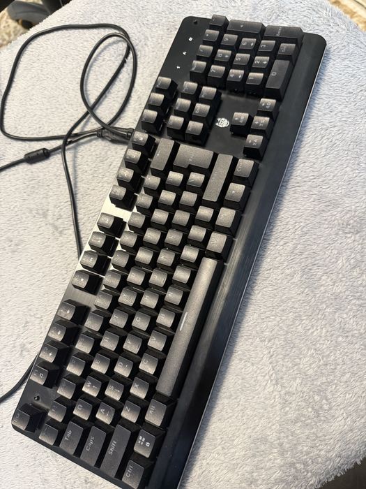 Vand tastatura mecanica gaming rgb