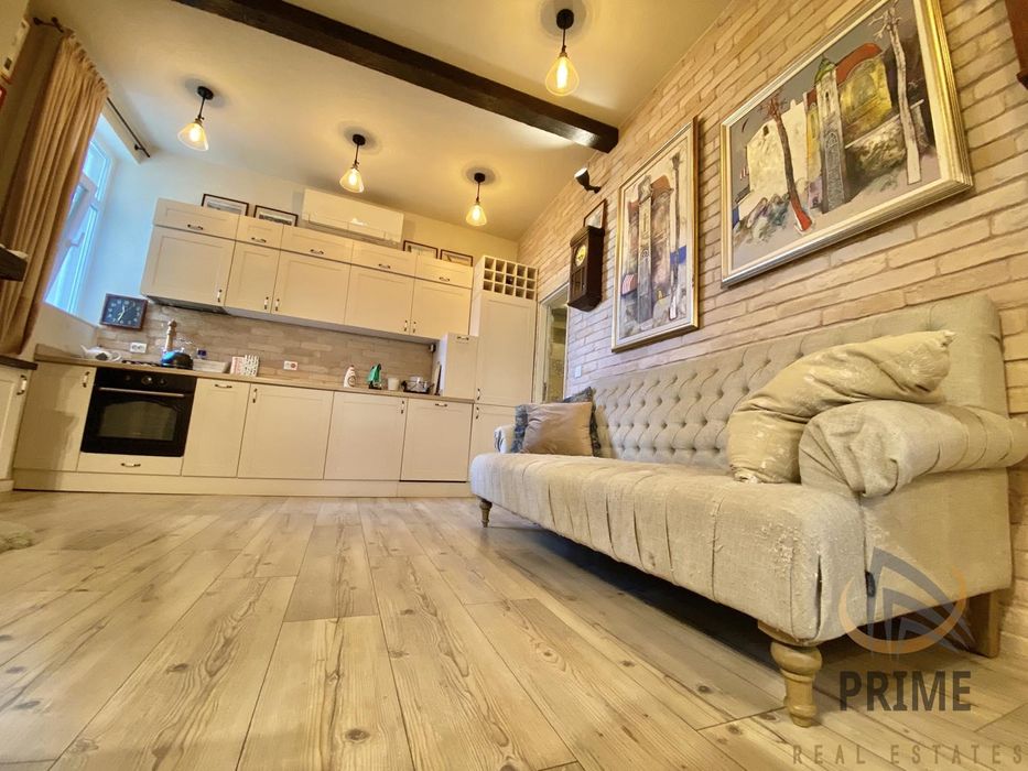 Дава се под наем Тристаен апартамент в Бургас, Център - 80 кв.м за 750 € - Снимка #1