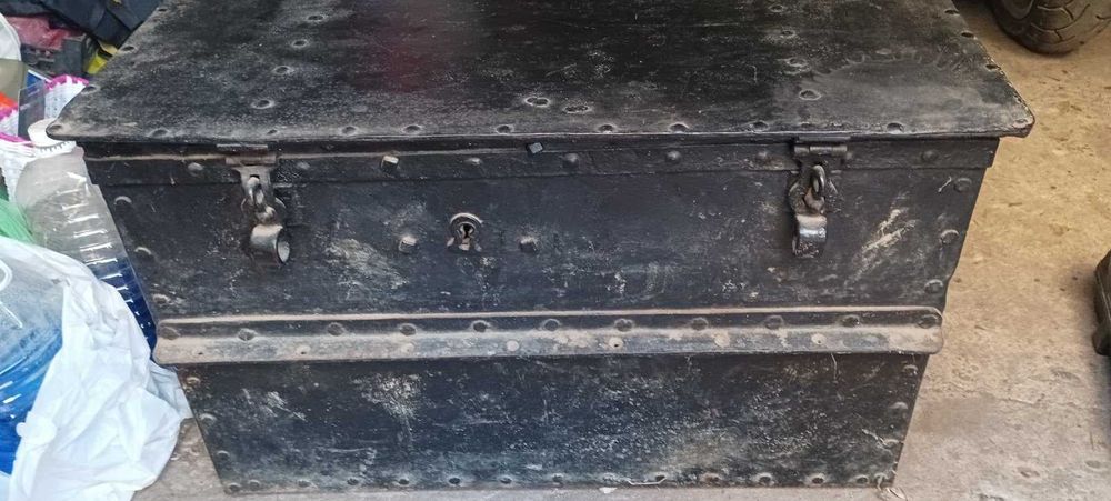 Старинна метална ракла