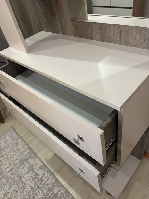 Продаю прихожую с зеркалом и ящиками