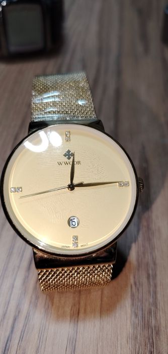 Ceas nou, cu folia pe brățară. Elegant.