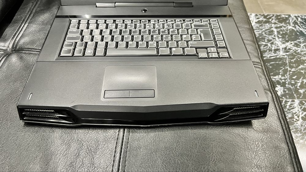 лаптоп alienware m15x