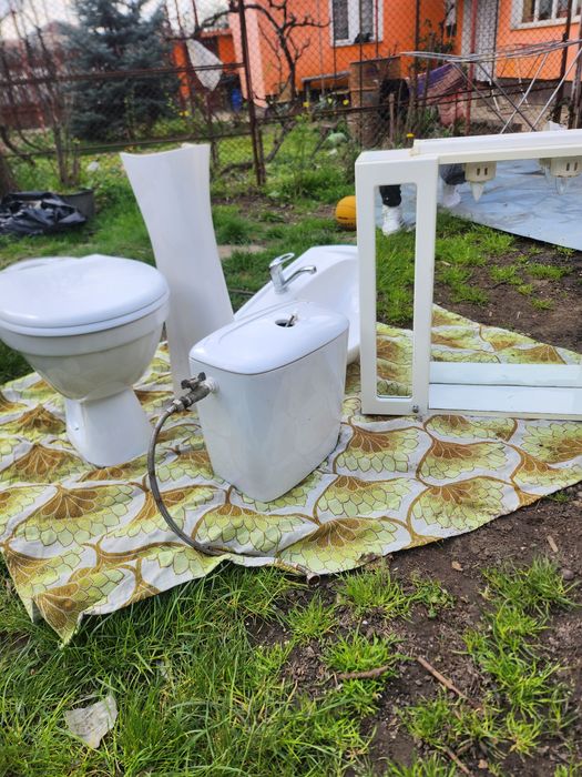 Wc cu capac si rezervor, ghiveta, oglinda