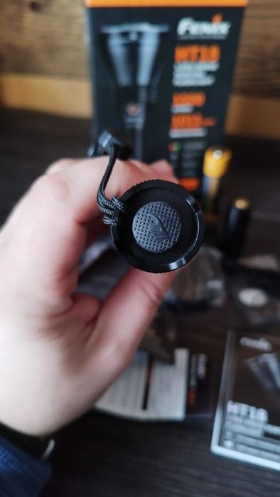 Продавам далекобоен фенер Fenix HT 18