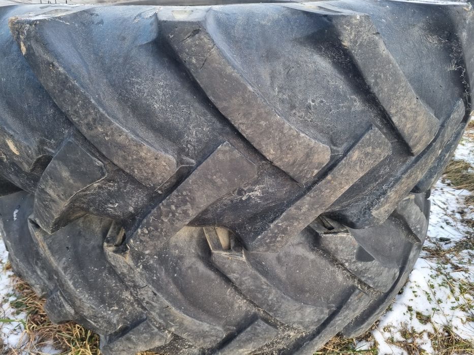 Vând doua cauciucuri tractor 13/6/24 .