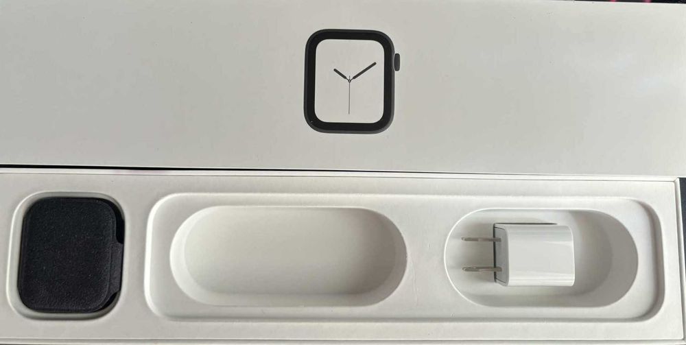 Apple Watch Series 4 44 mm с 4 верижки