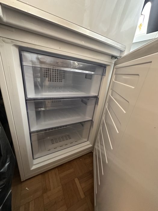 Combina Beko NeoFrost cu dispensor de apa