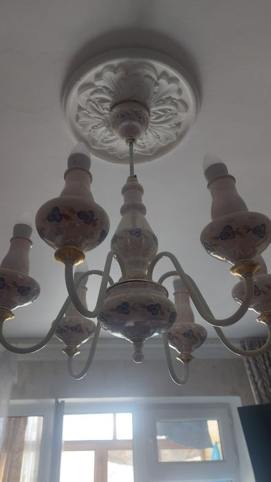 Продам Фарфоровую 6 рожковую Люстру