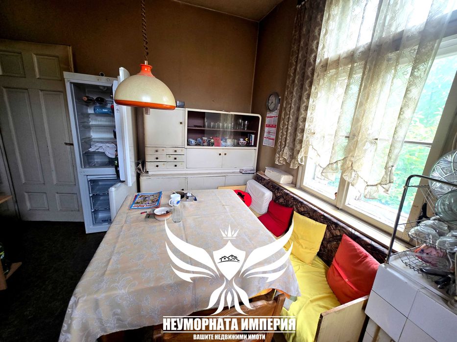Продавам тристаен апартамент РЗП 172кв.м.на втори етаж с изба и таван в гр.Пловдив, широк център