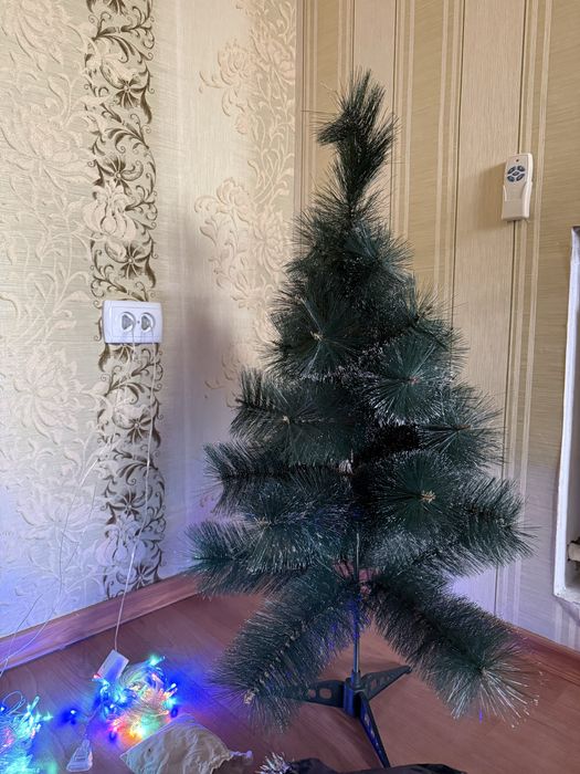 Ёлка с украшениями, гирлянды