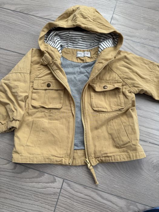 Легкая куртка на мальчика с капюшоном