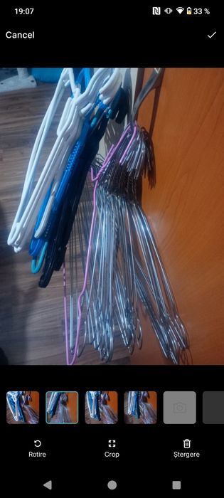 40 umerase. 31 metalice și 9 umerașe plastic