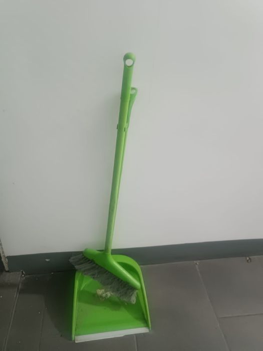 Совок с веником устойчивые