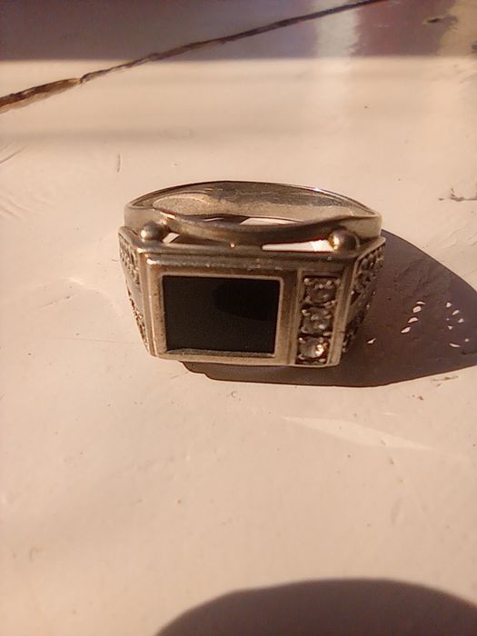 Kumush uzuk sotiladi narxini yana kelishamiz