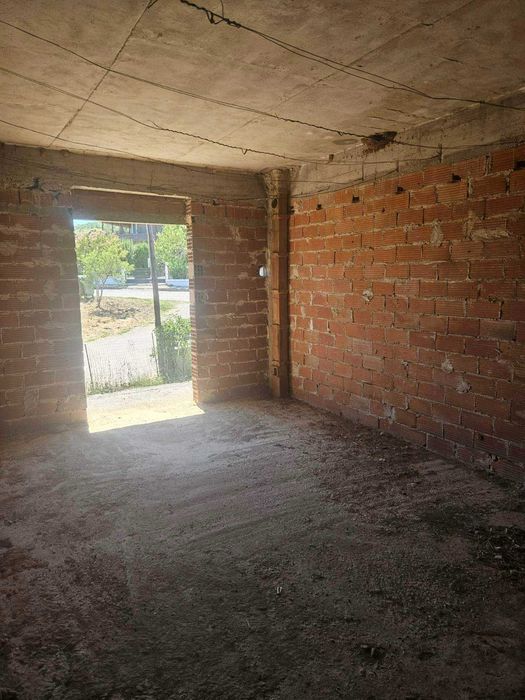 Двуетажна къща за довършване в село Филаделфи, Гърция