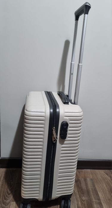 Чемодан пластиковый