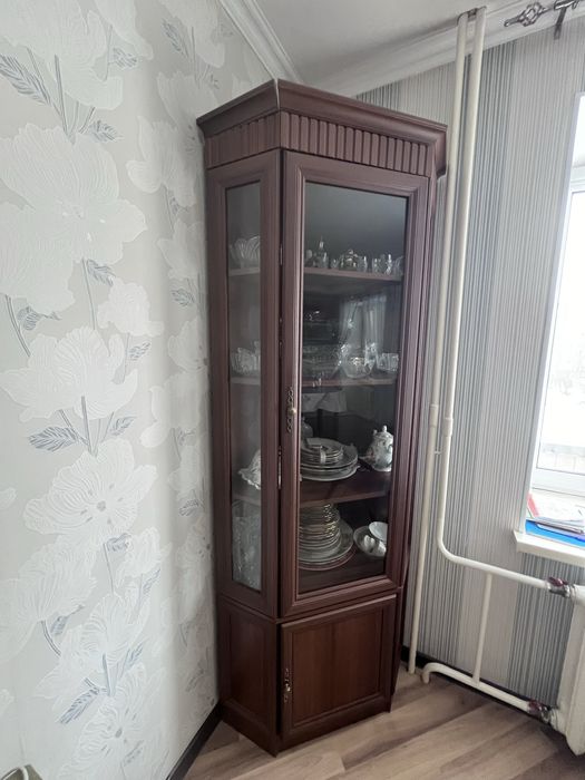 Продам шкаф угловой посудный