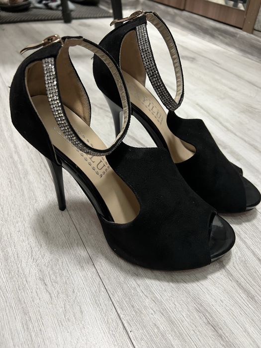 Продам босоножки