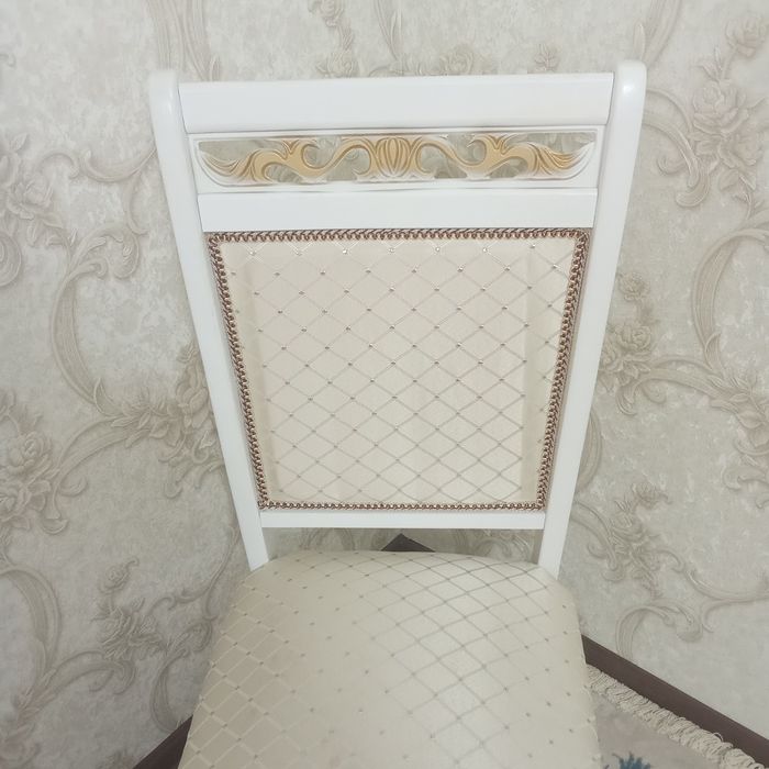 Срочно Я продаю стулья версачи.