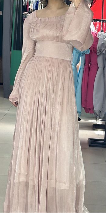 Нежно розовое вечернее платье с блестками