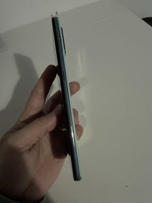 Samsung A71 arata ff bine