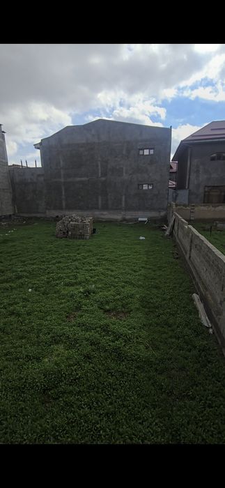 Yer sotiladi 10 sotux 2ta 5 dan yonma yon metroga yaqin joy