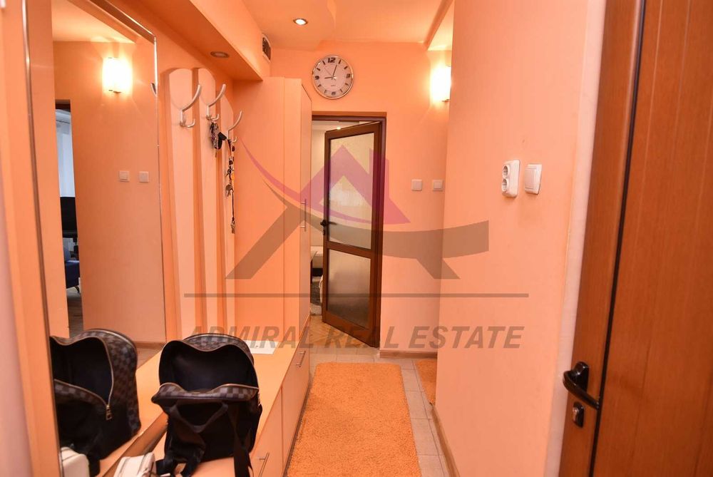 Три отделни стаи -Младост