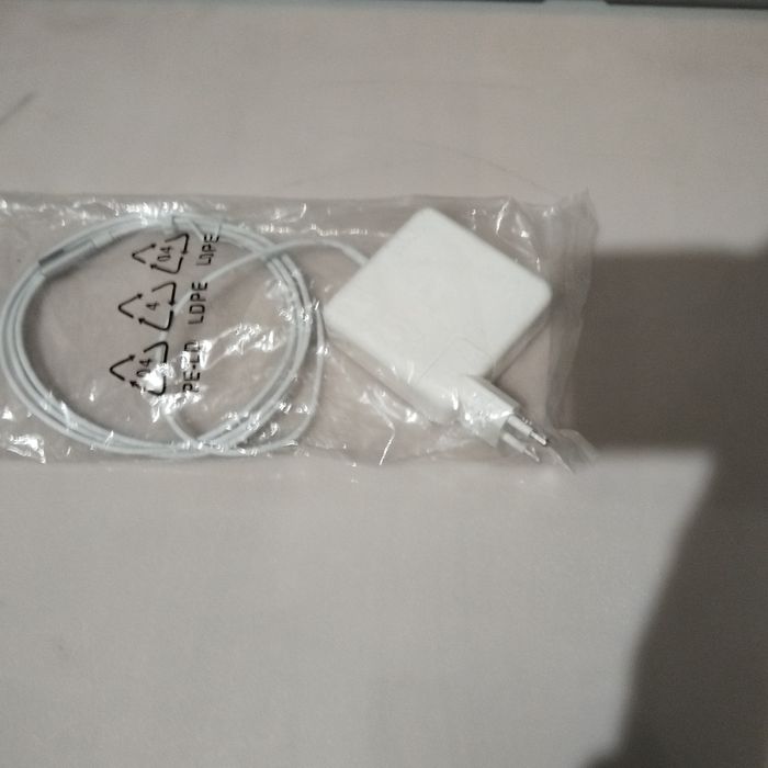 Продам зарядное устройство на macbook.